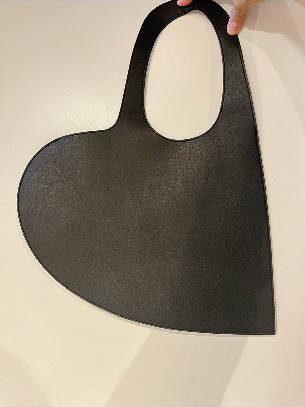 🖤 Sleek Faux Leather Heart Tote Bag – Excellent Condition! 🖤 - Picture 3 of 7